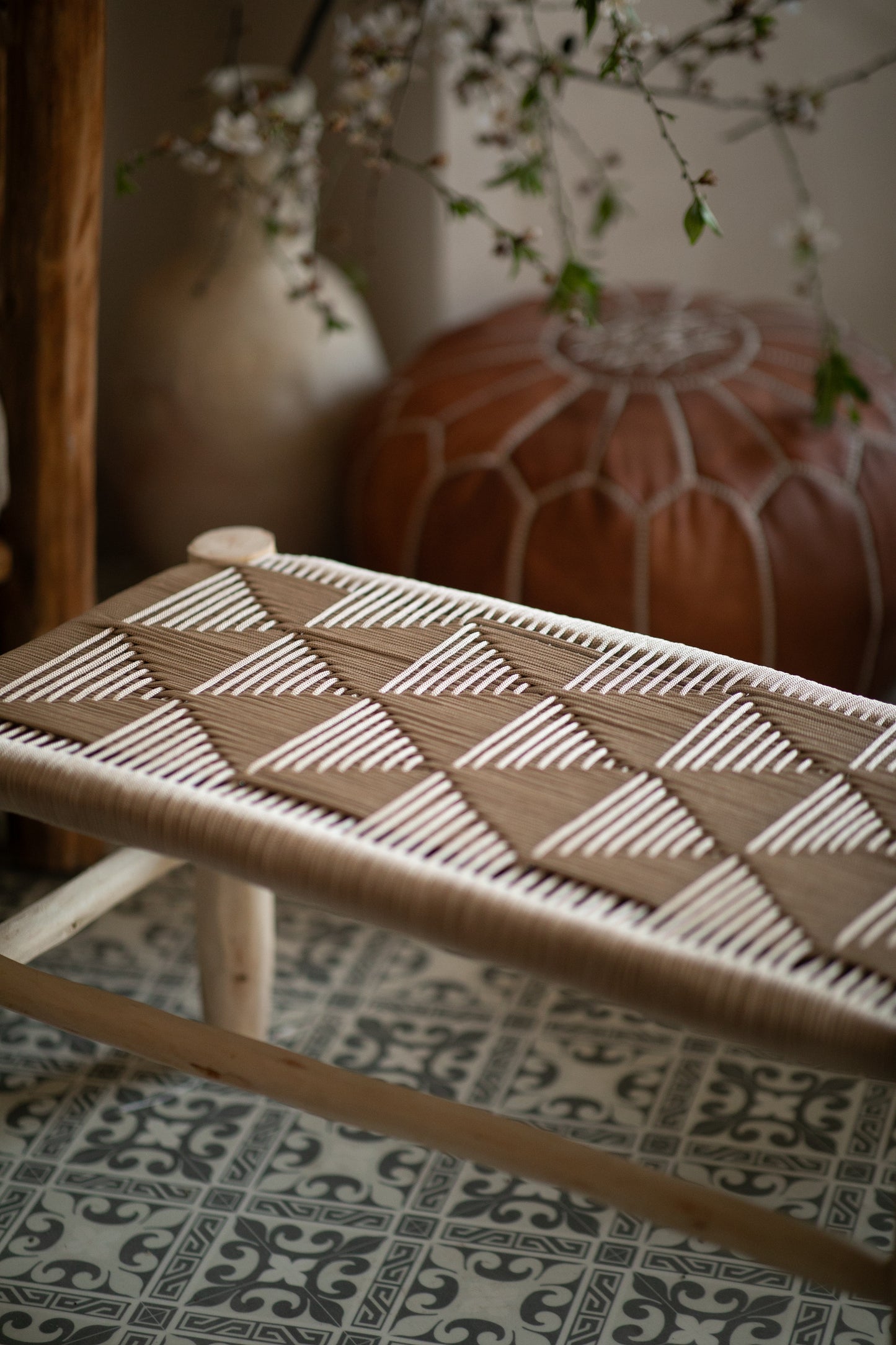 ספסל עץ סרוג | בז'