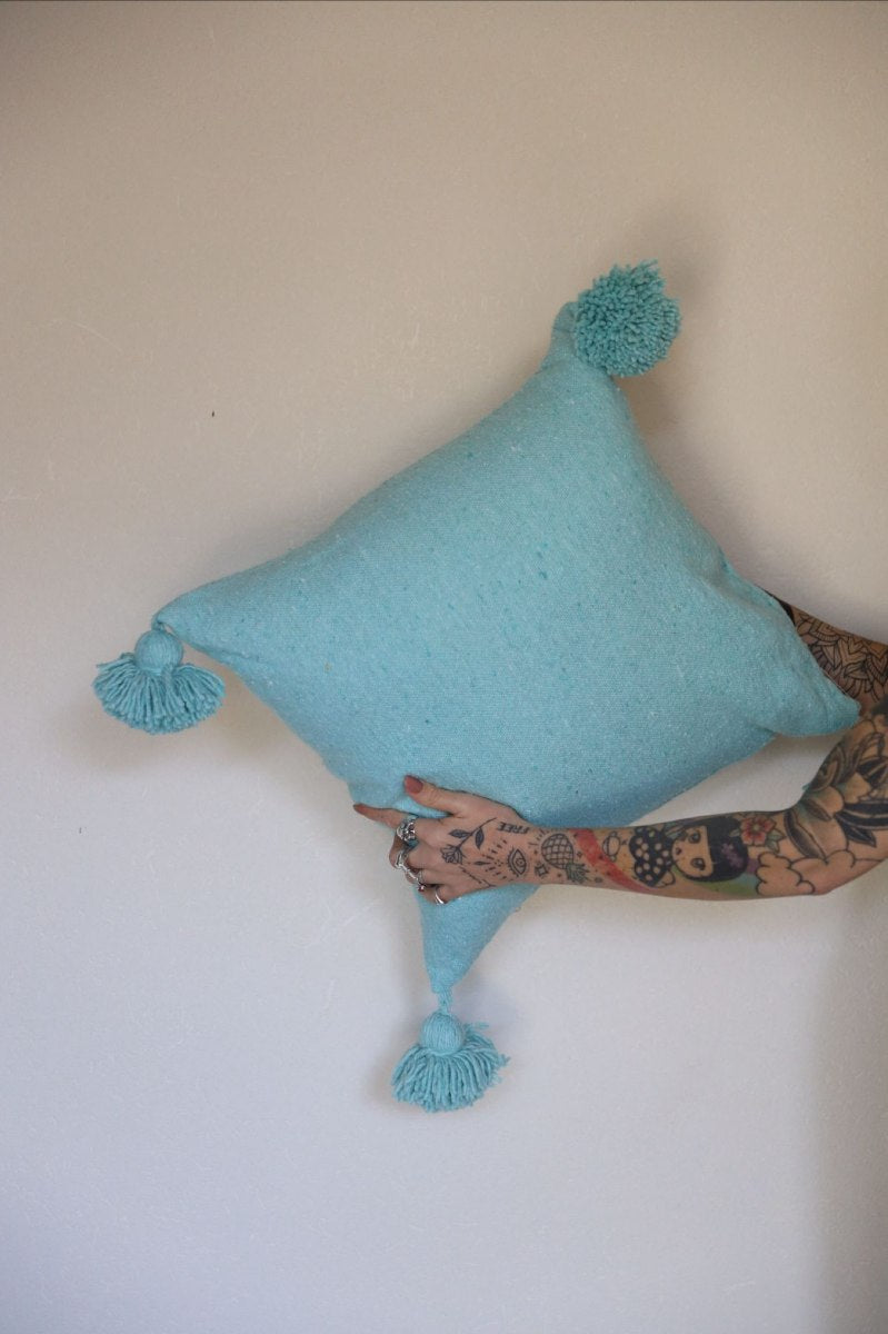 כרית פונפונים | תכלת