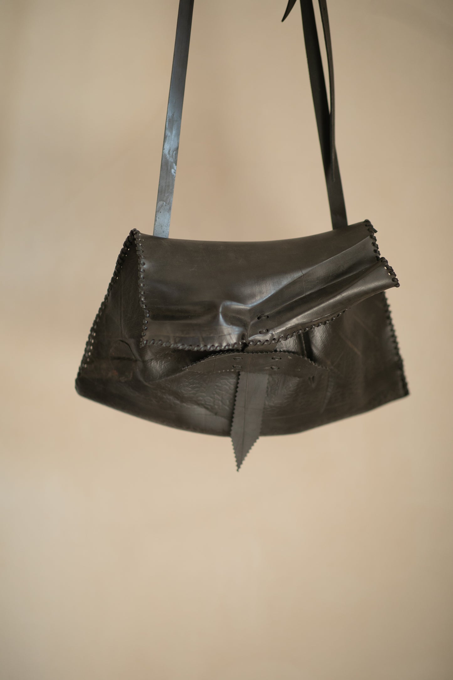 תיק צד מצמיג ממוחזר שחור