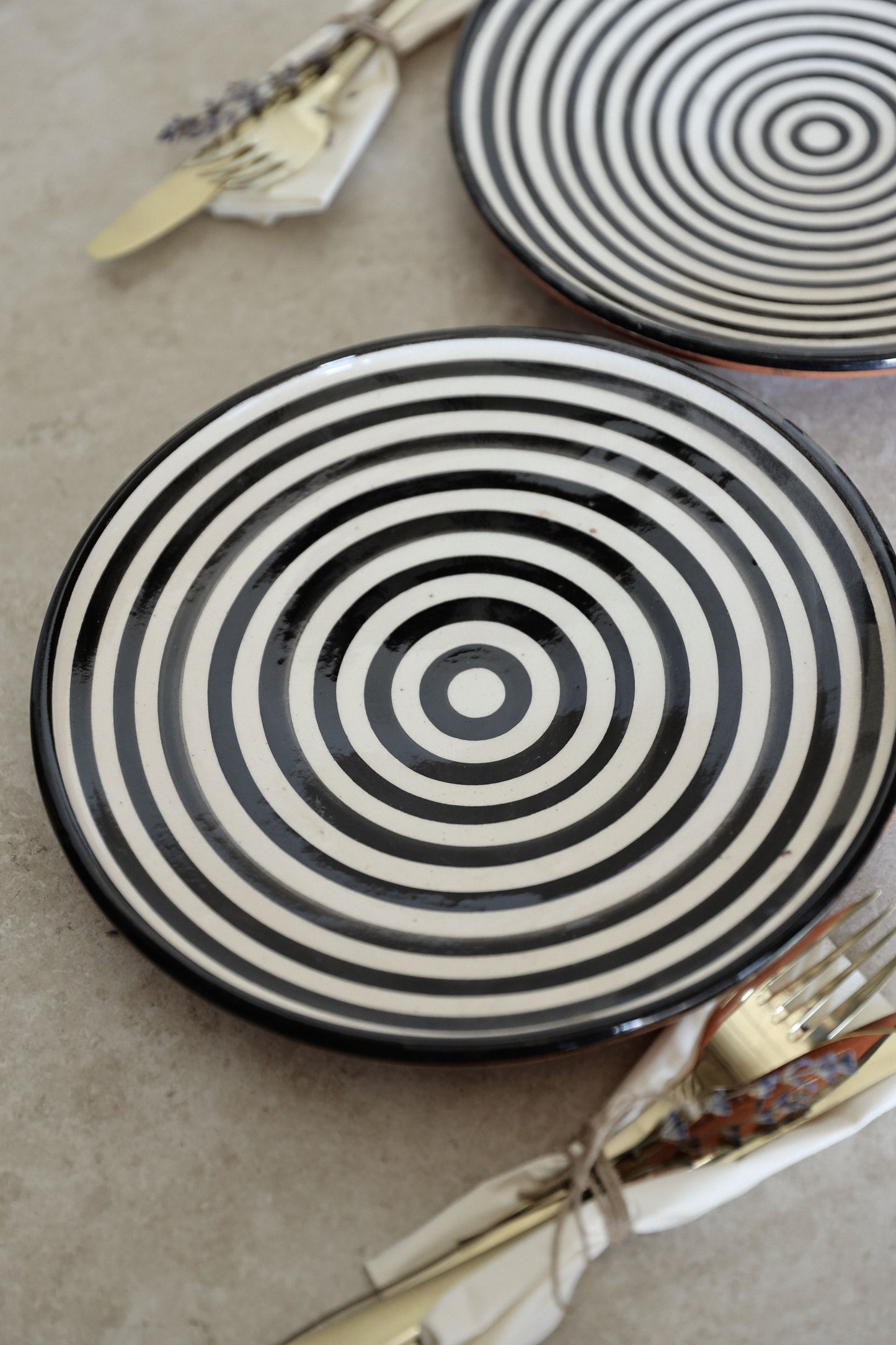 צלחת פסים | שחור