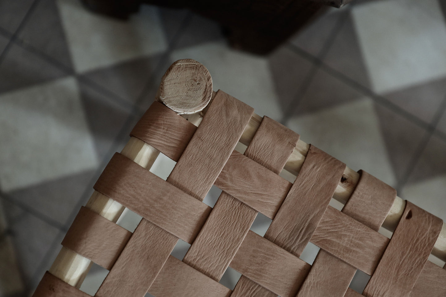 ספסל עץ בשילוב עור | חום