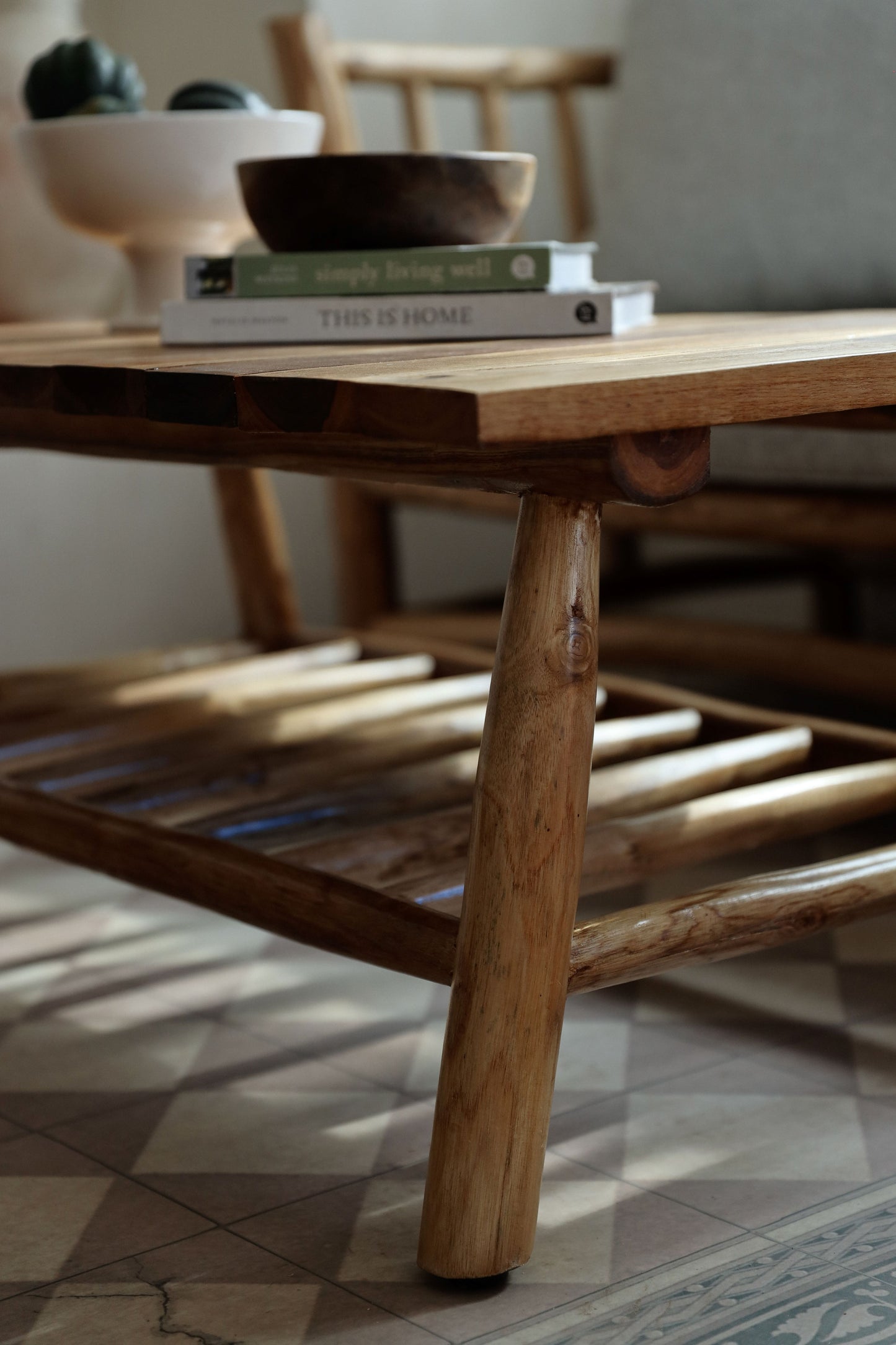 שולחן מעץ טיק עם מדף