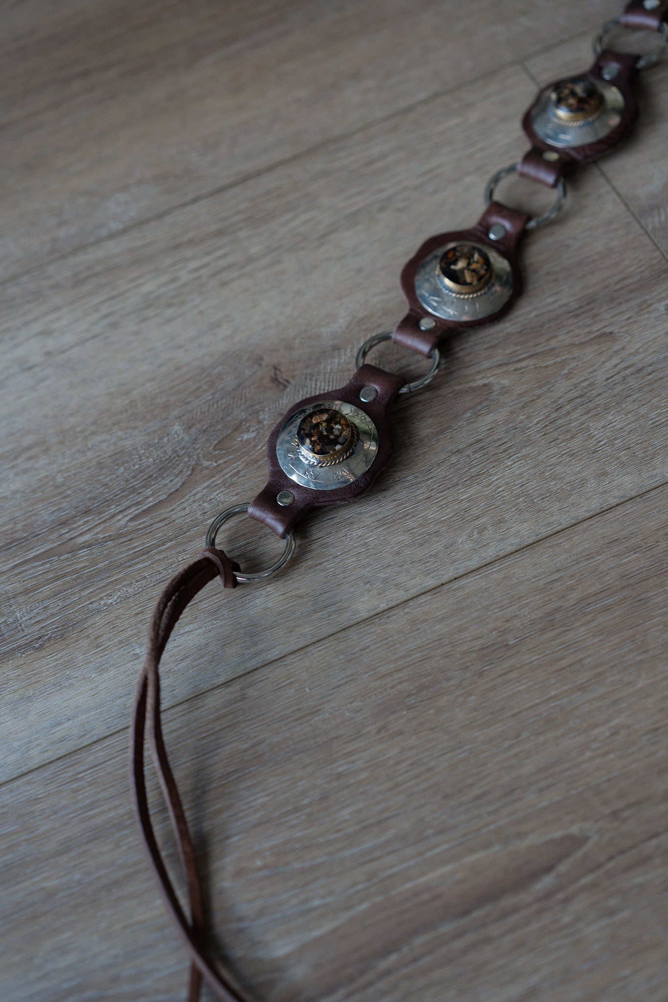 חגורה מעור חום | אבנים