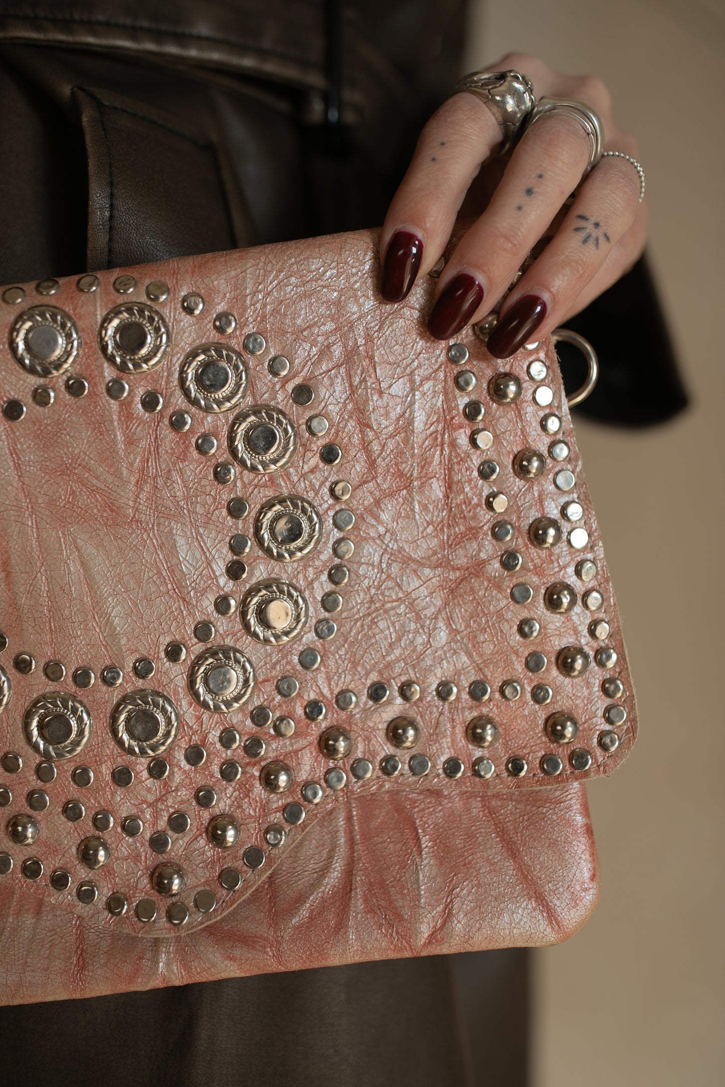 תיק קלאצ׳ ורוד ניטים