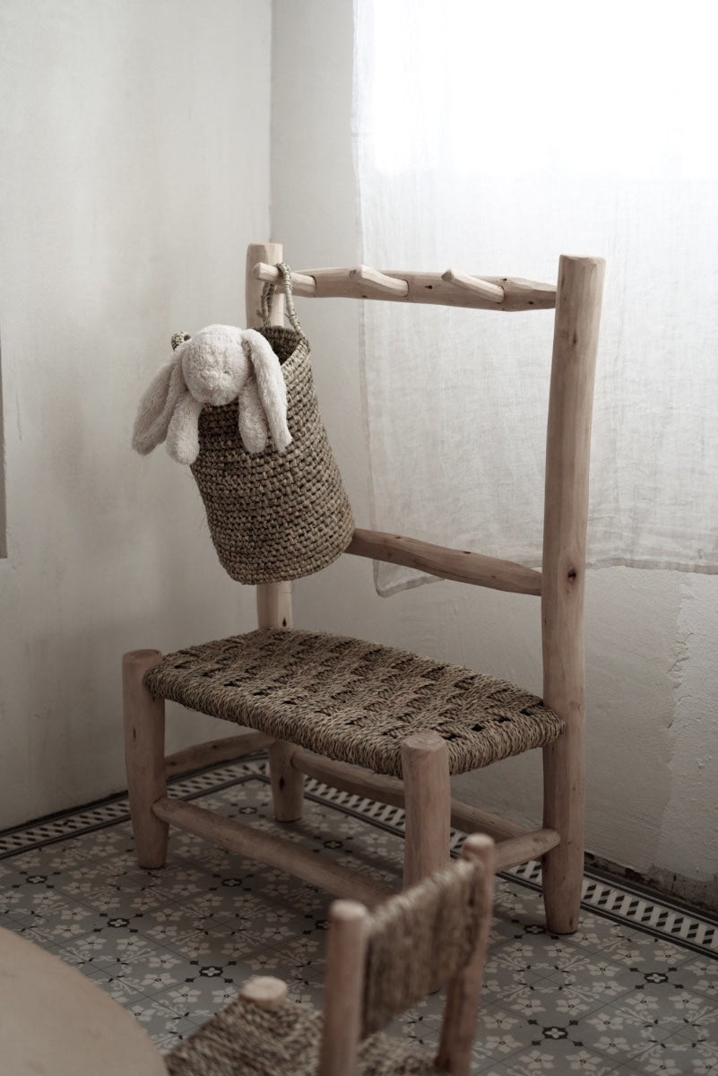 ספסל עם מתלה מעץ וחבל