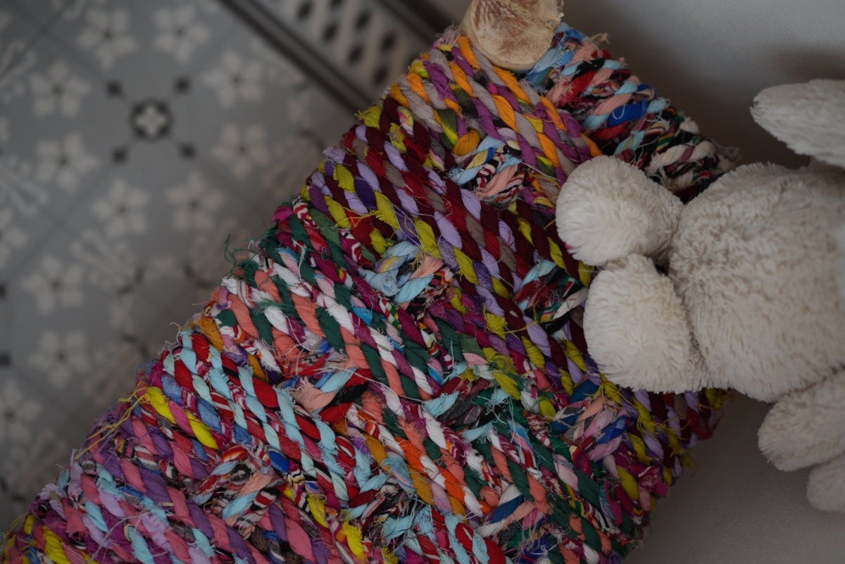 ספסל ילדים מעץ ושטיח