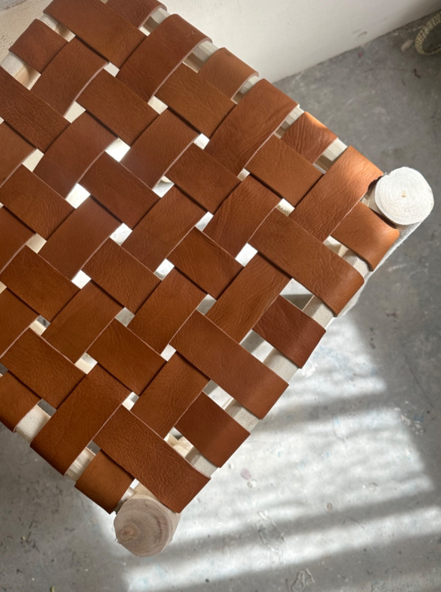 דרגש עץ בשילוב עור | חום