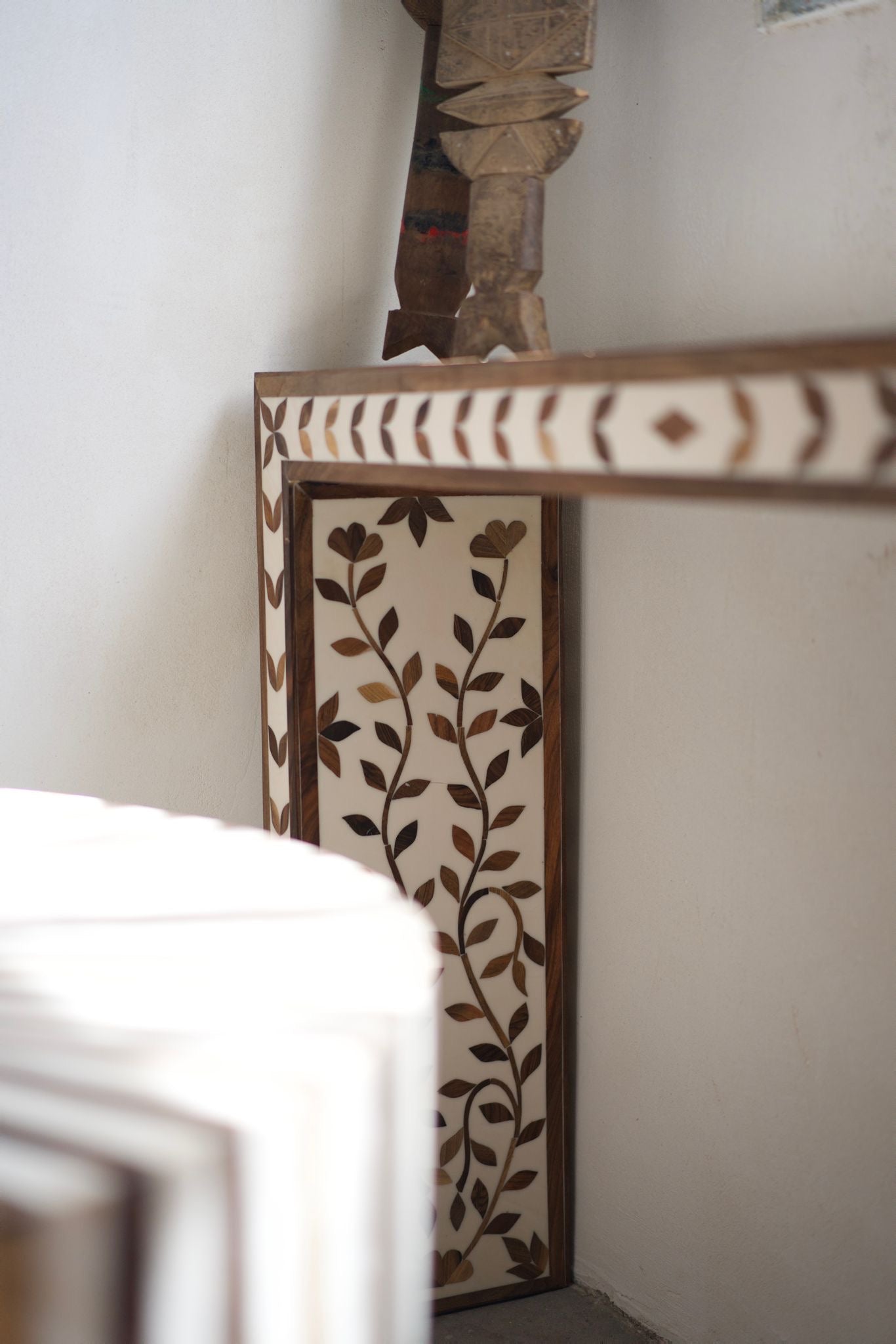 קונסולה מעוטרת עלים