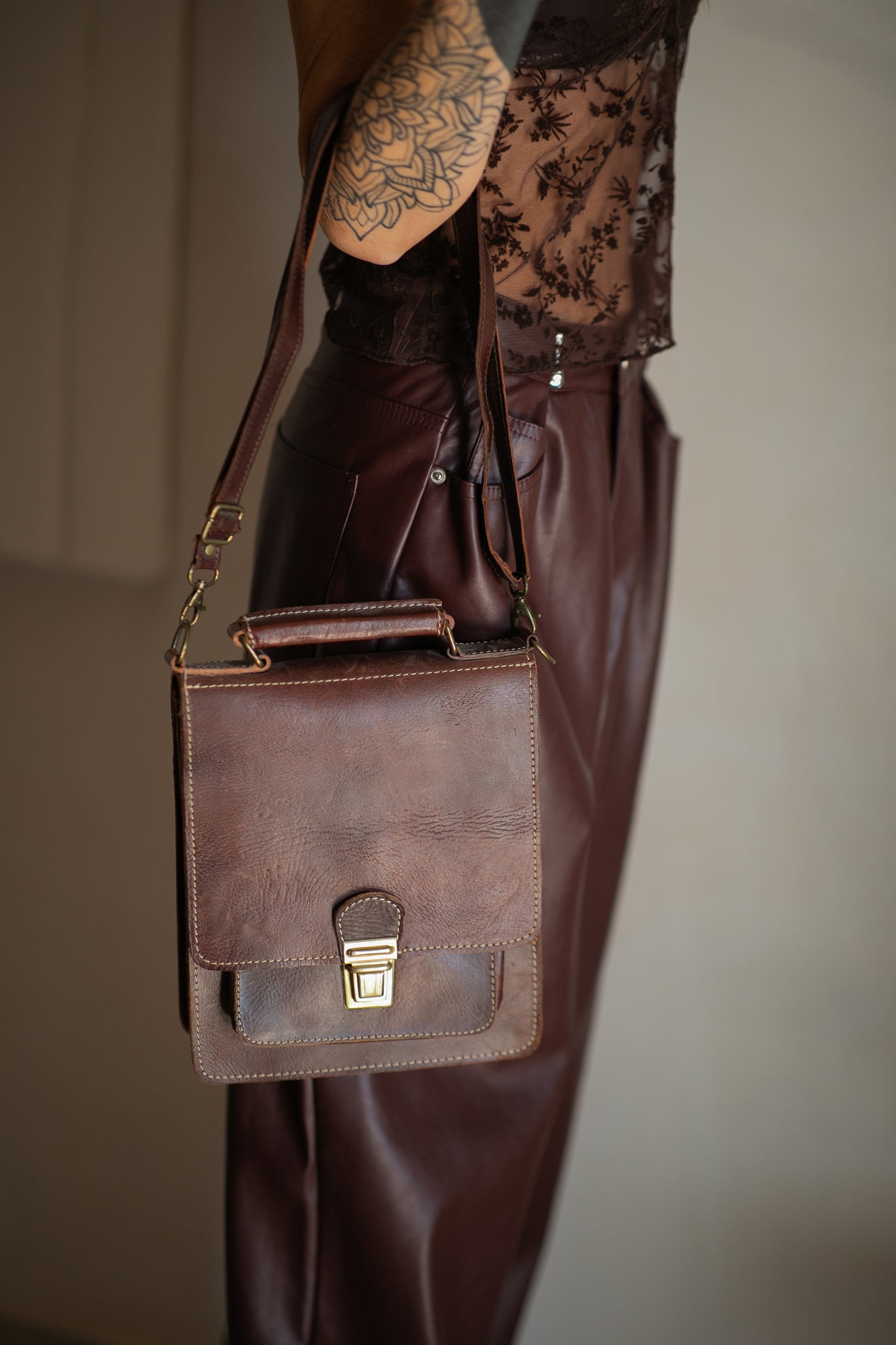 תיק עור צד חום כהה