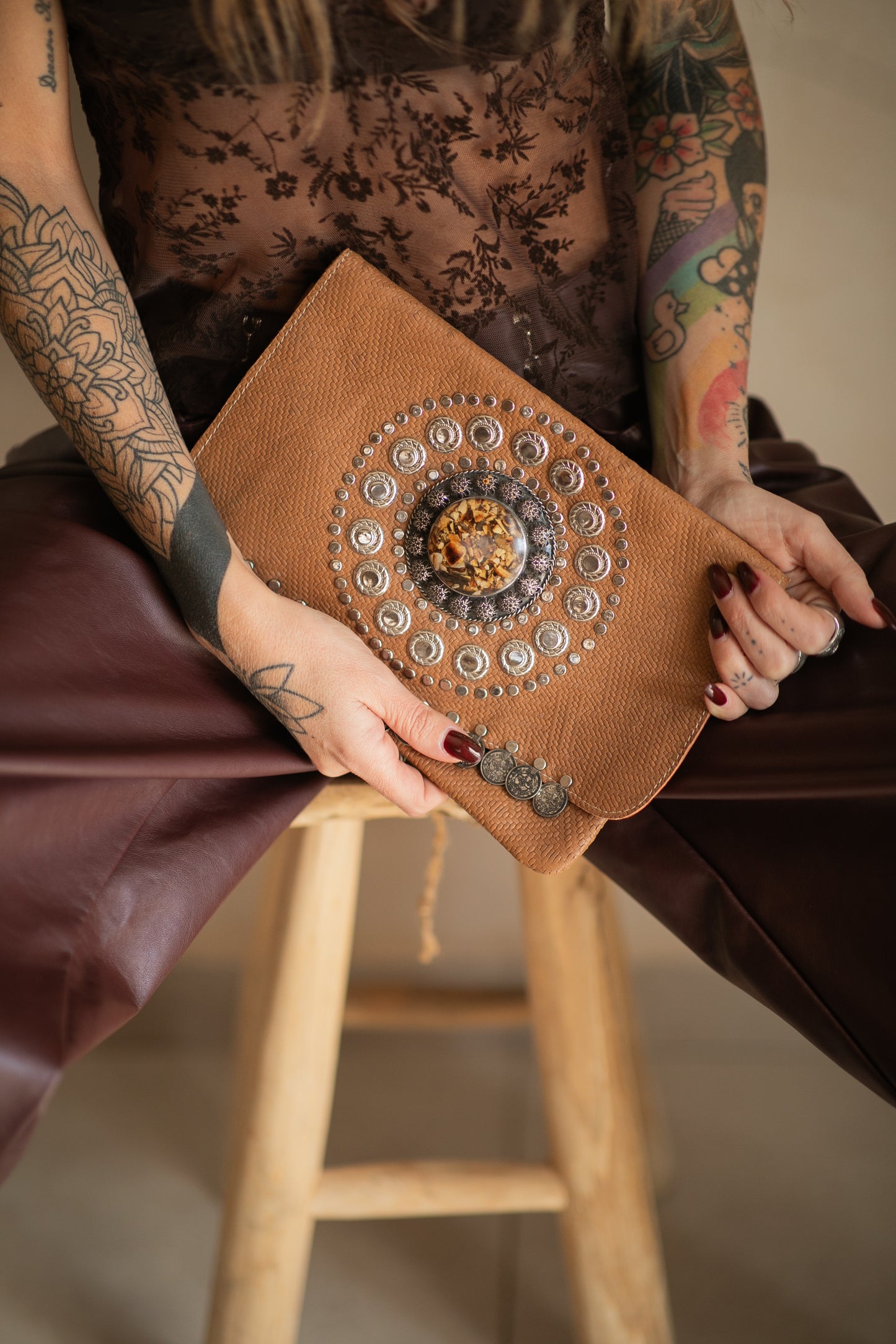 תיק קלאצ׳ חום עם אבן