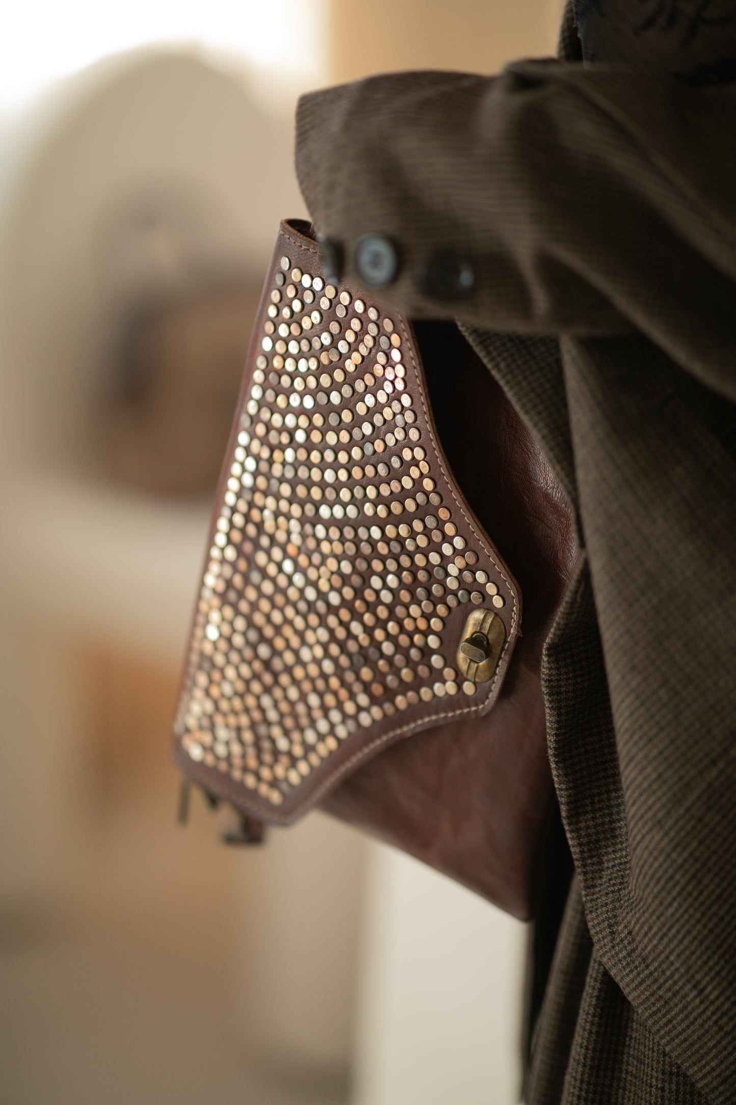 תיק צד עור חום כהה וניטים