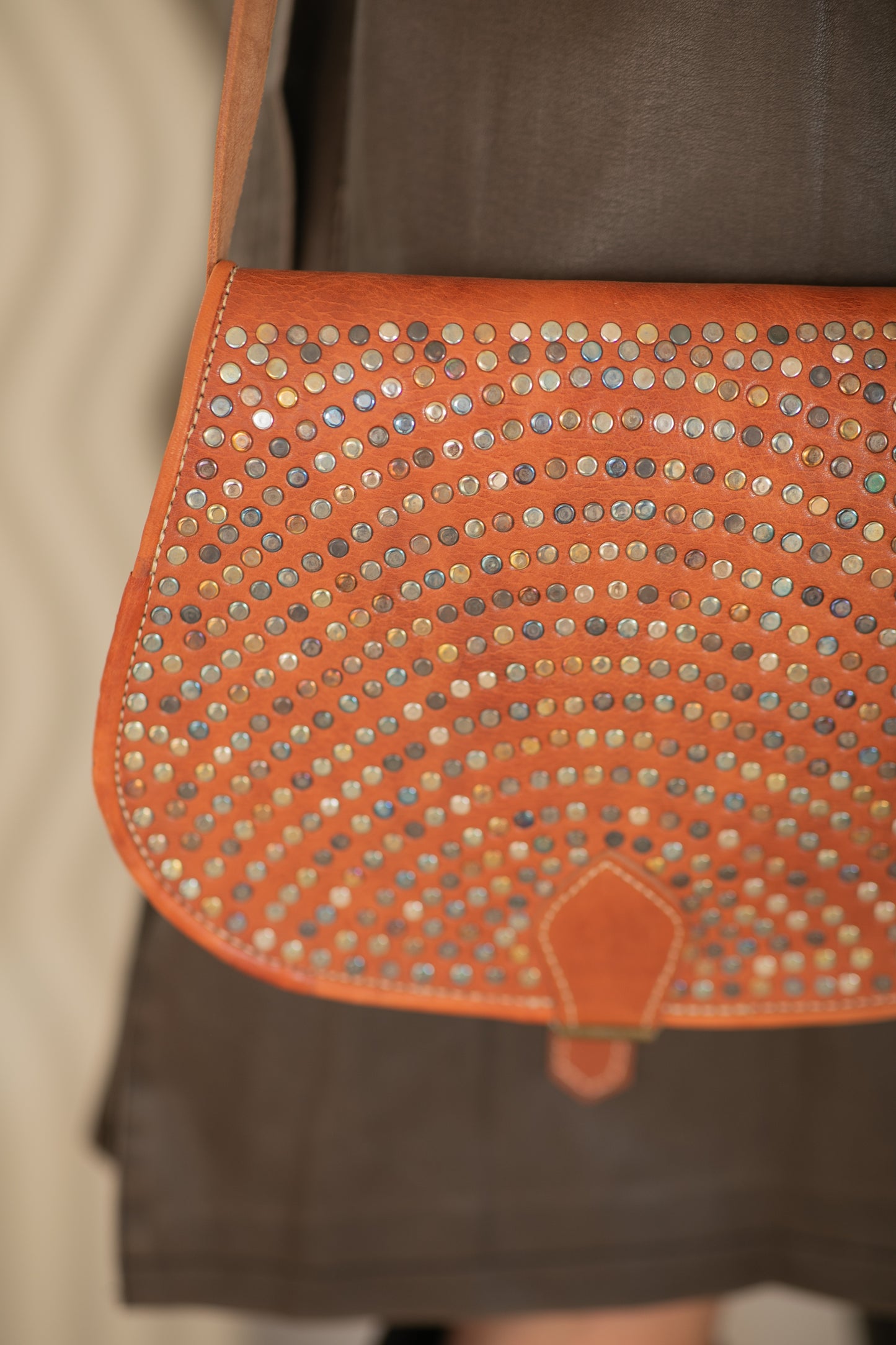 תיק צד עור קאמל וניטים