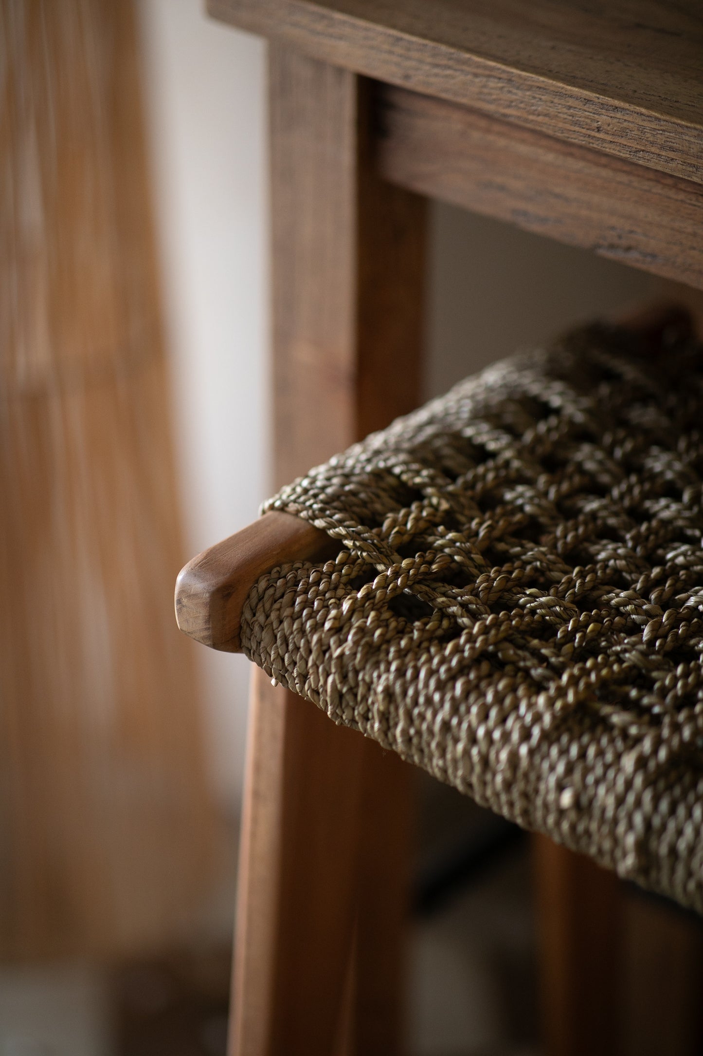 כסא בר עץ טיק וחבל