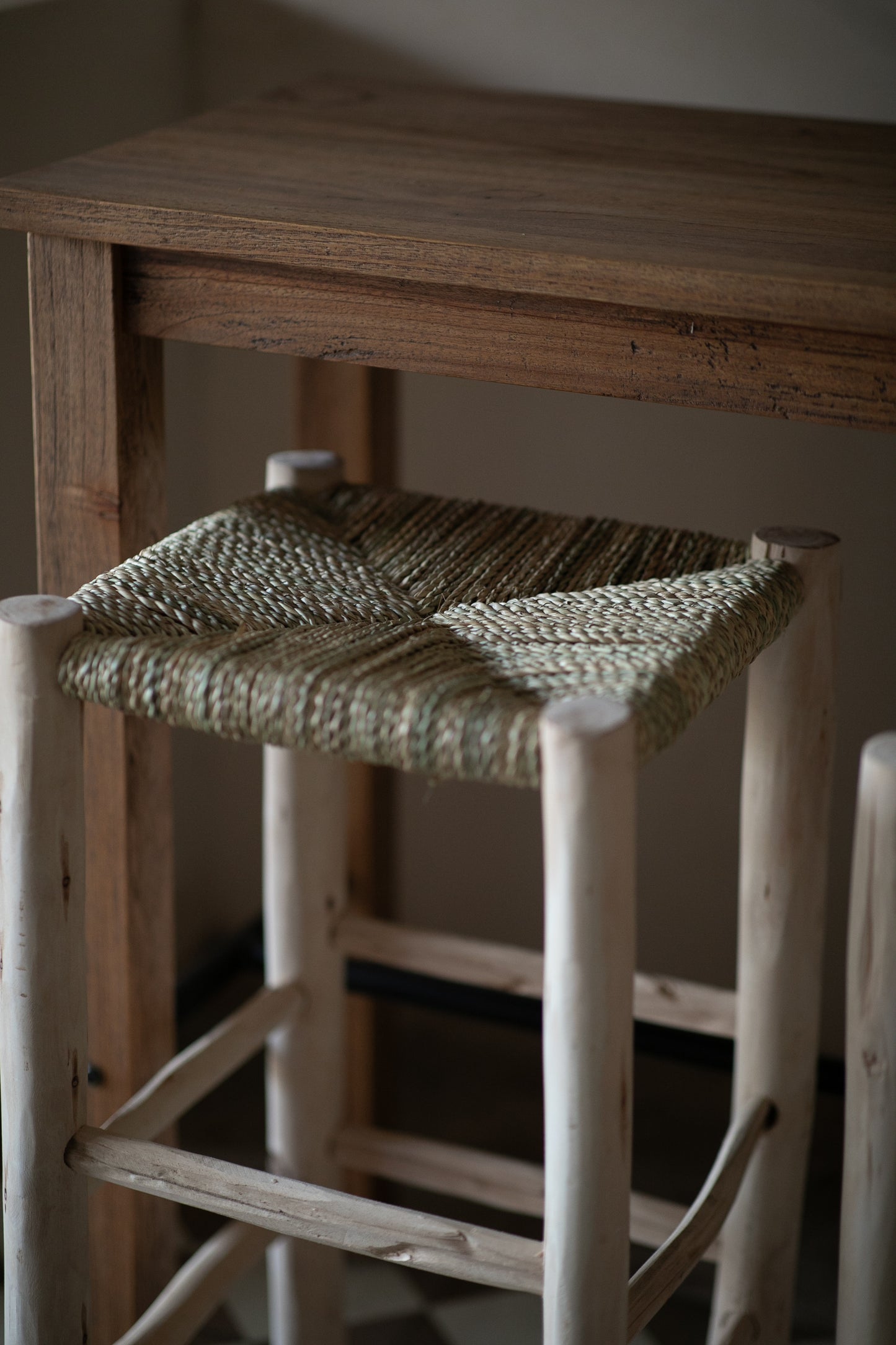 כסא בר מעץ וחבל