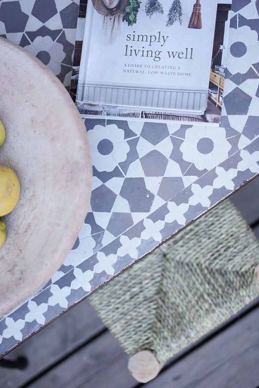 שולחן מוזאיקה מלבני | פרחים אפור