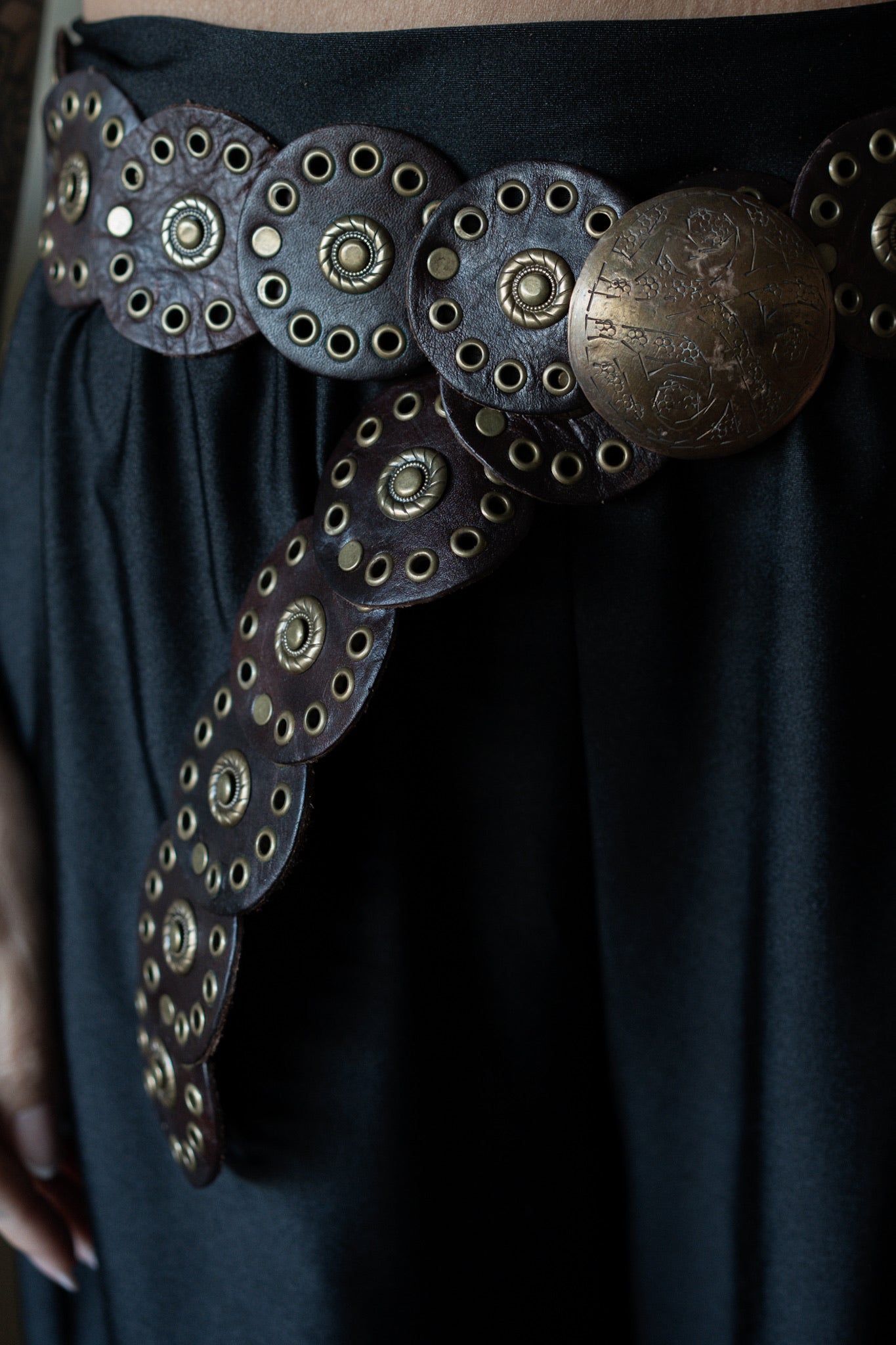 חגורה מעור חום | עיגולים