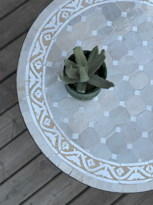 שולחן מוזאיקה | לבן בז' עם עיטורים