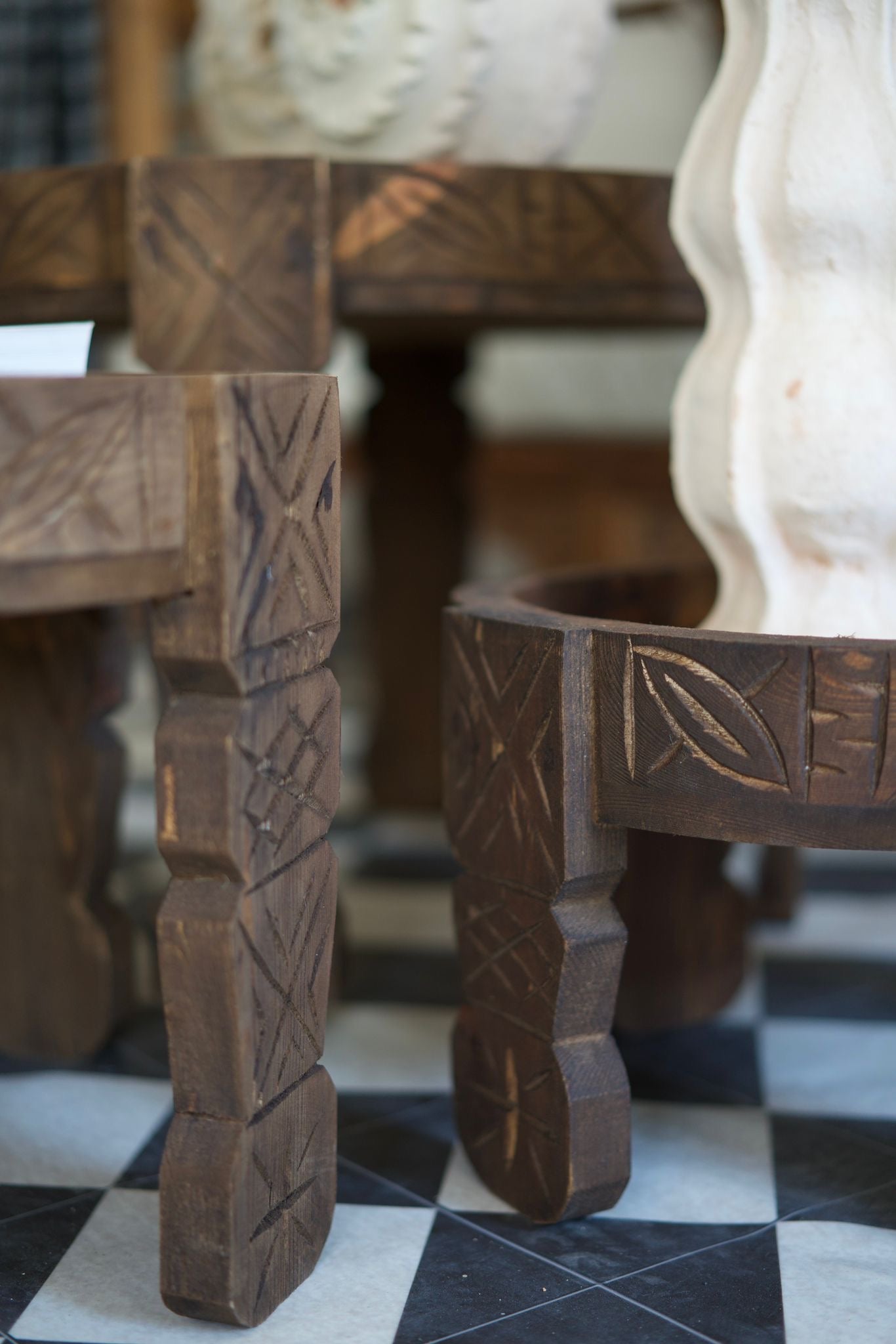 שולחן מגש מגולף