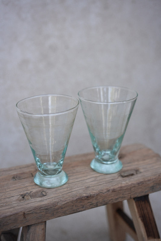 כוס יין על רגל