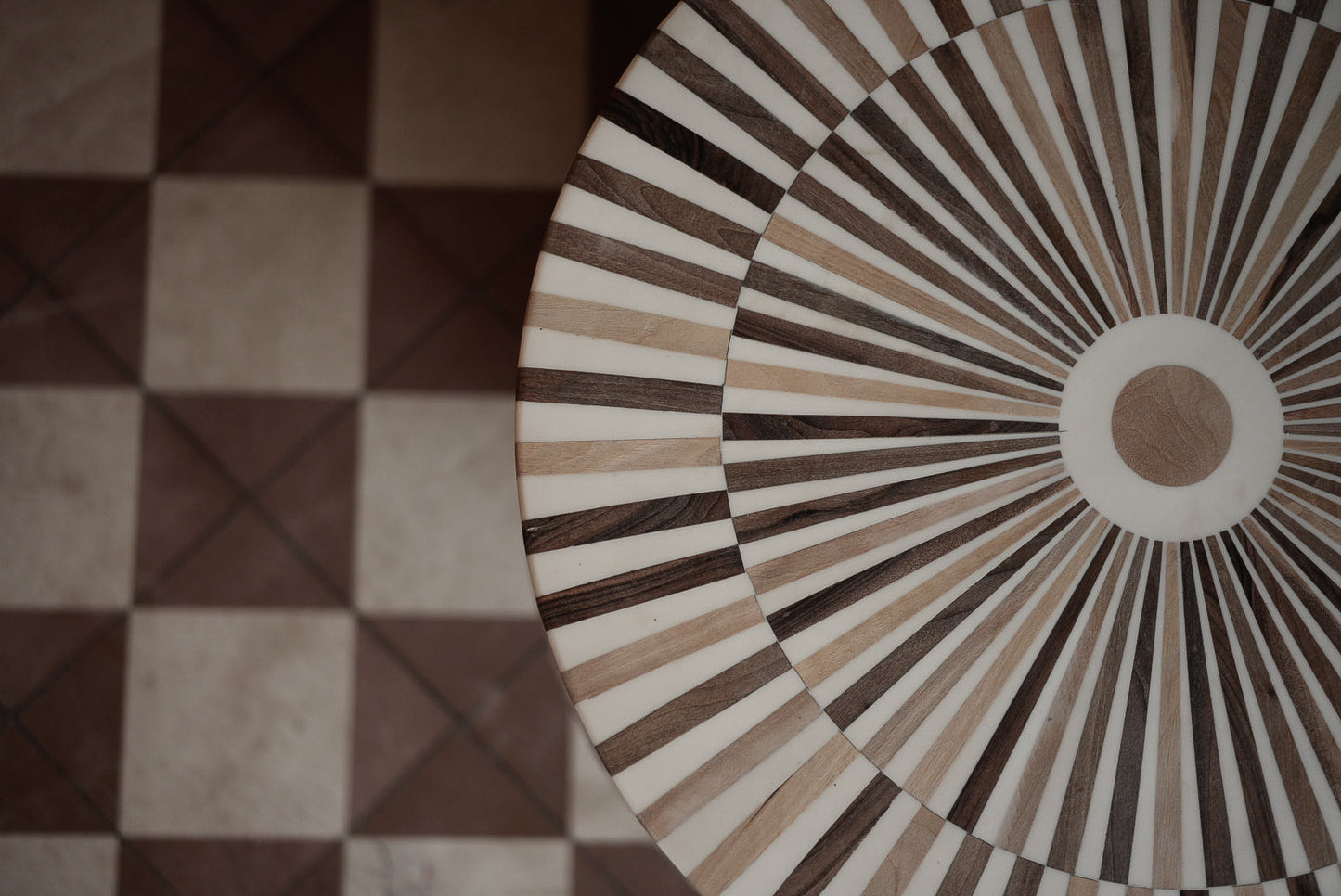 שולחן סלוני פסים