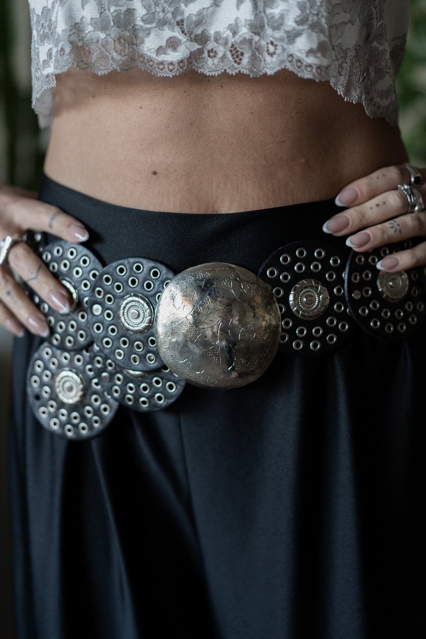 חגורה מעור שחור | עיגולים גדולים