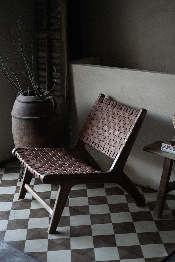 כורסת עץ ועור