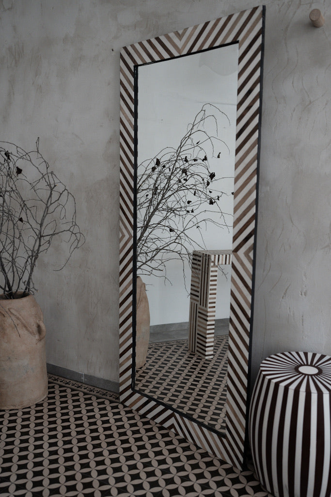 מראה מעוטרת | פסים