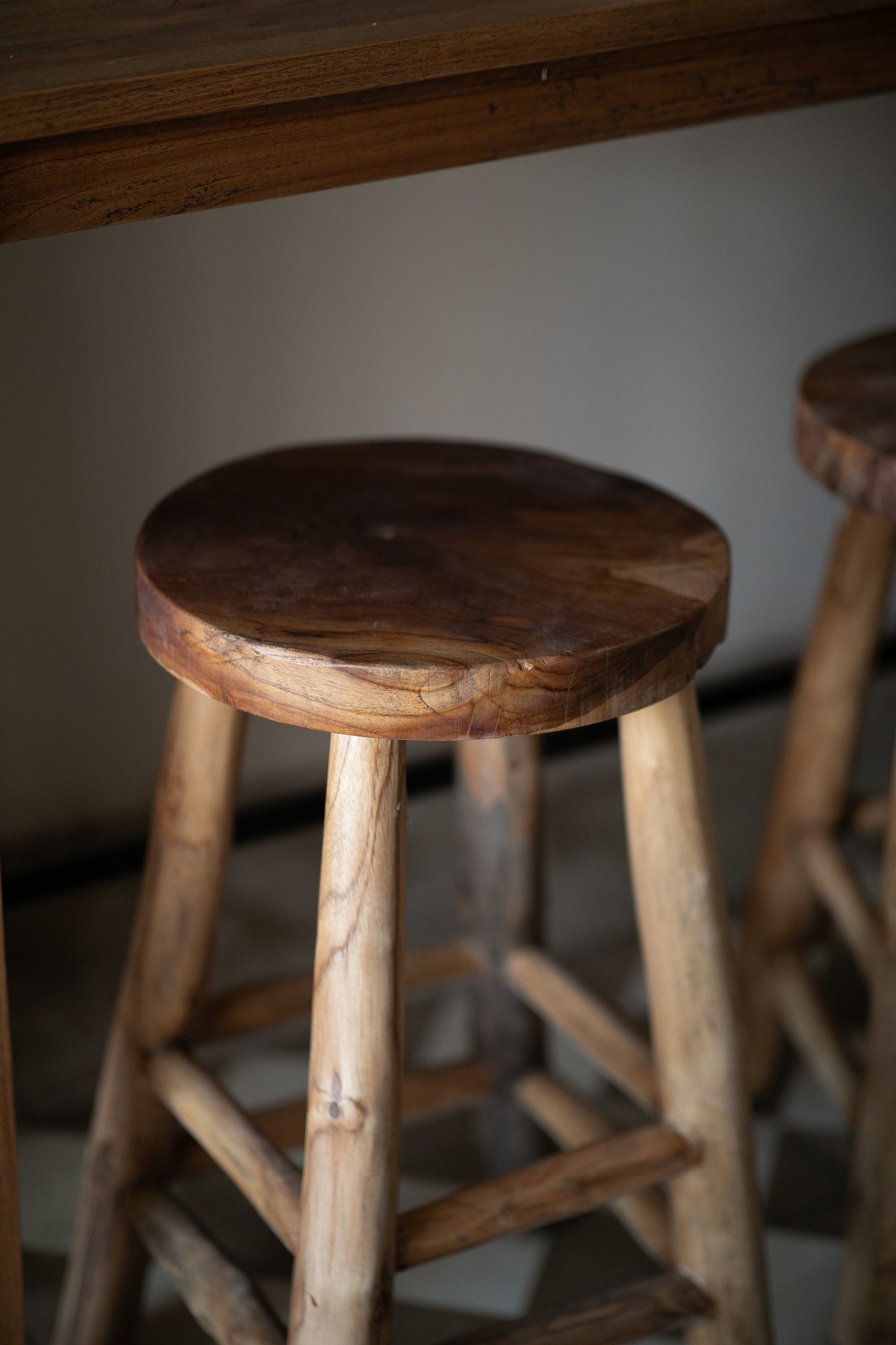 כסא בר עץ טיק