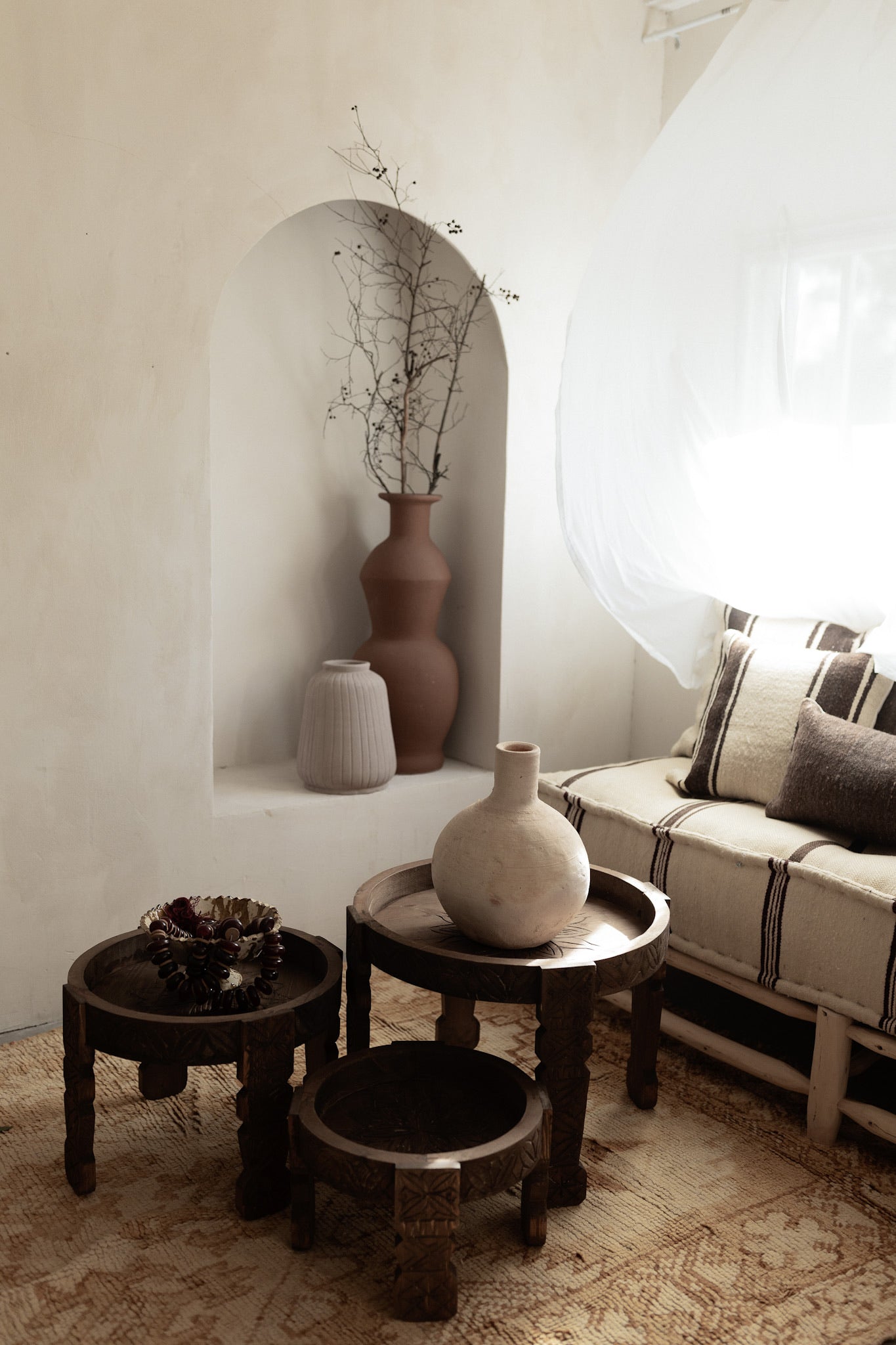 שולחן מגש מגולף