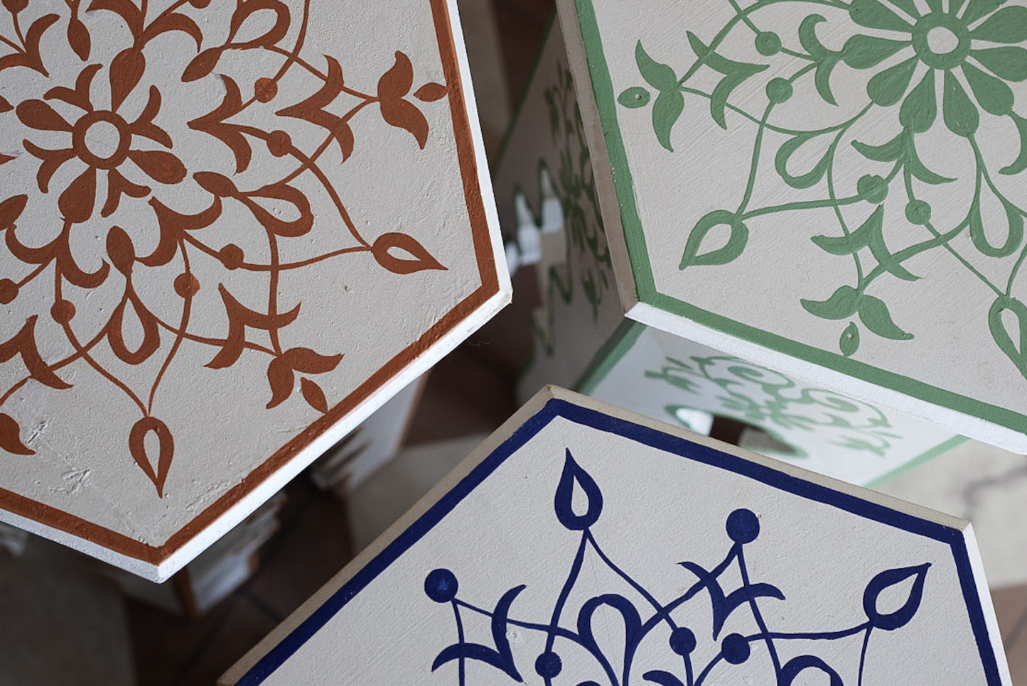 שולחן צד מצויר | לבן חרדל