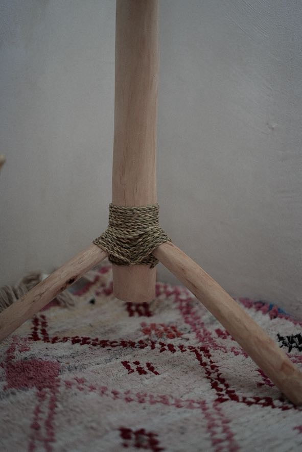 מתלה לבגדים מעץ וחבל