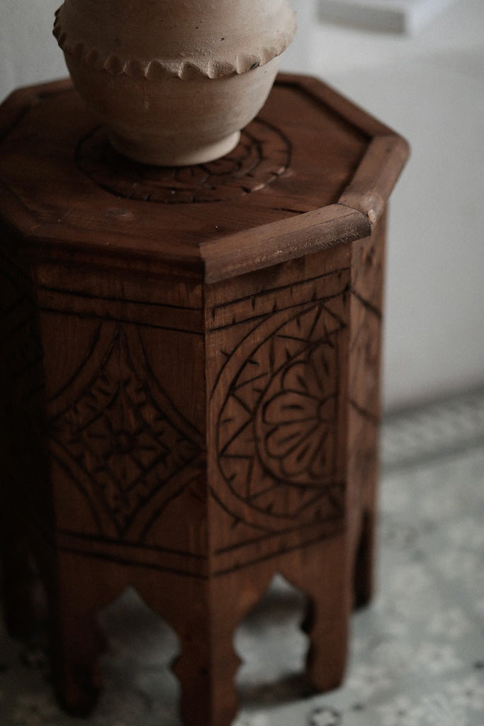 שולחן צד חרוט