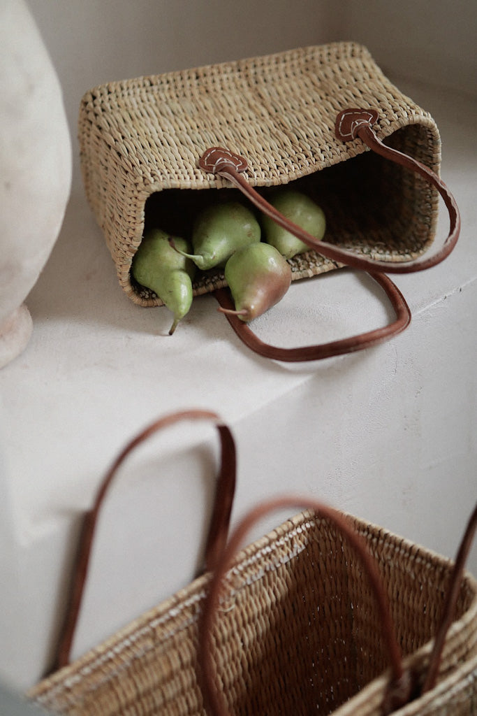 סל קש עם ידיות עור