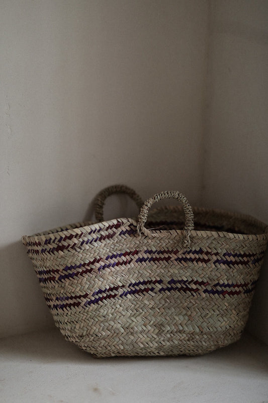 סל קש עם רקמה צבעונית