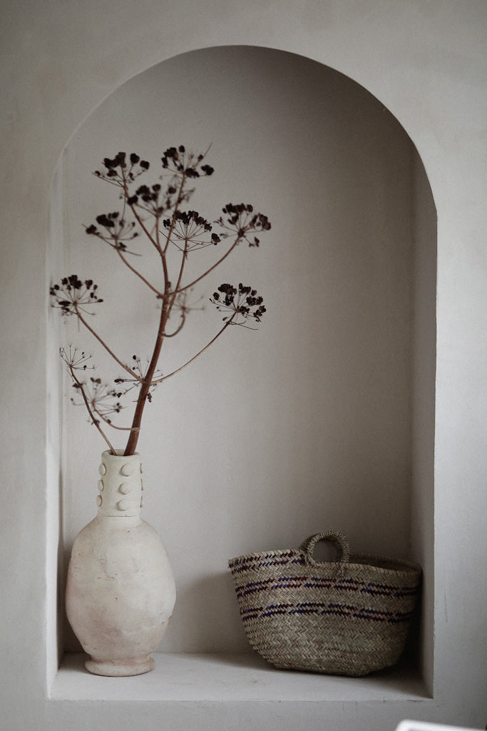 סל קש עם רקמה צבעונית