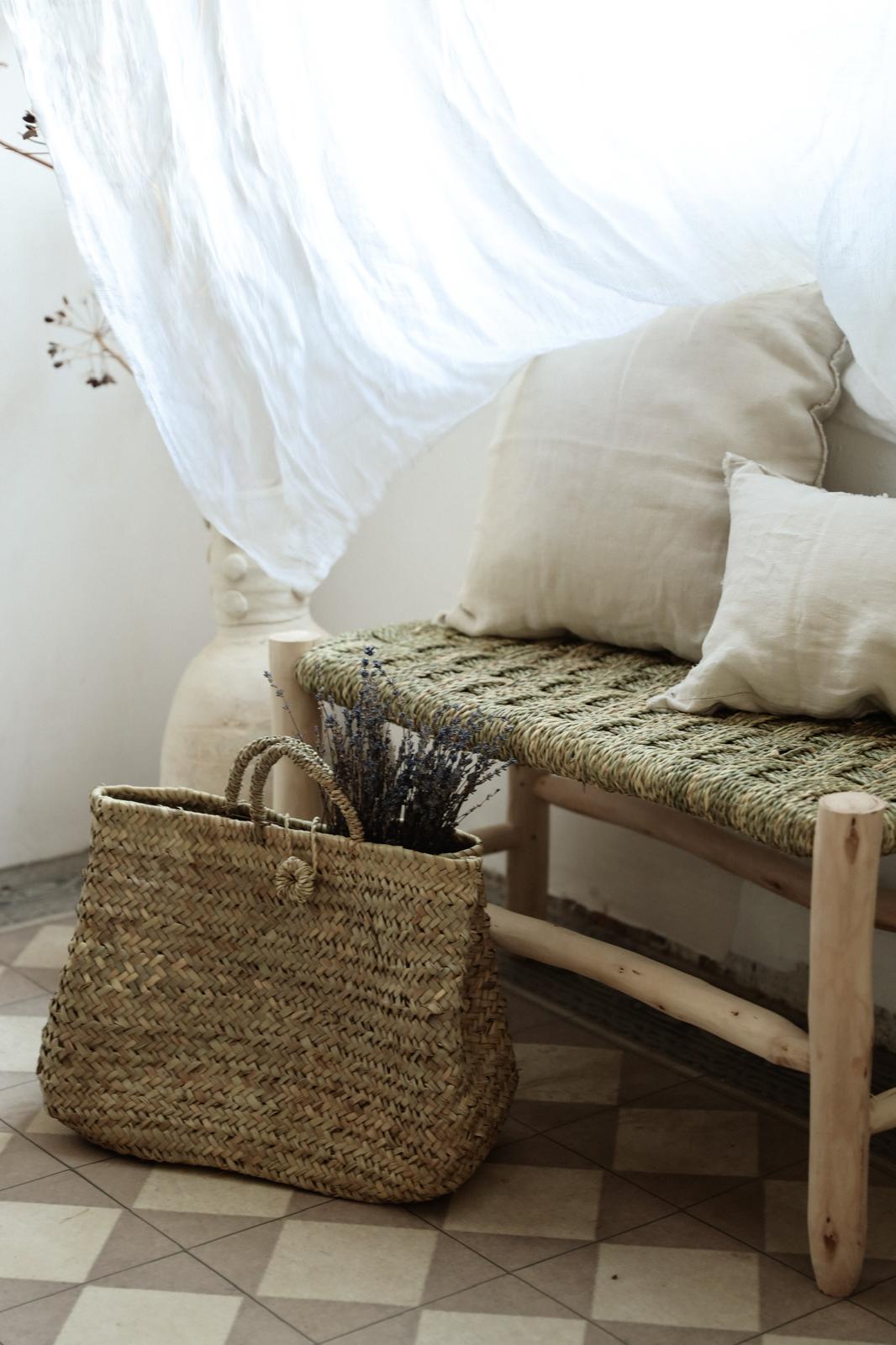 ספסל מעץ וחבל