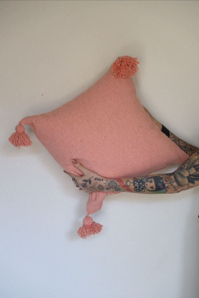 כרית פונפונים | ורוד