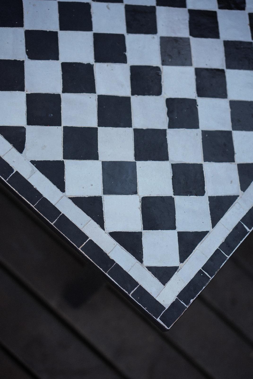 שולחן מוזאיקה מלבני | משבצות שחור לבן