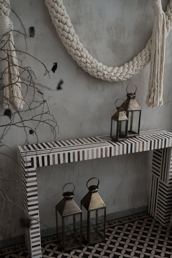 קונסולה מעוטרת פסים