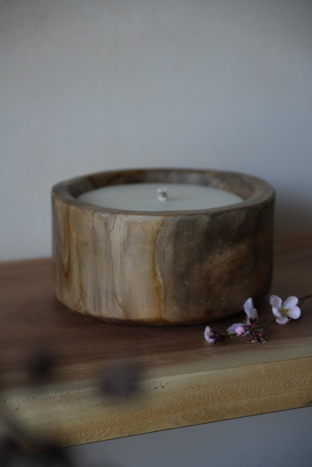 נר בקערת עץ טיק