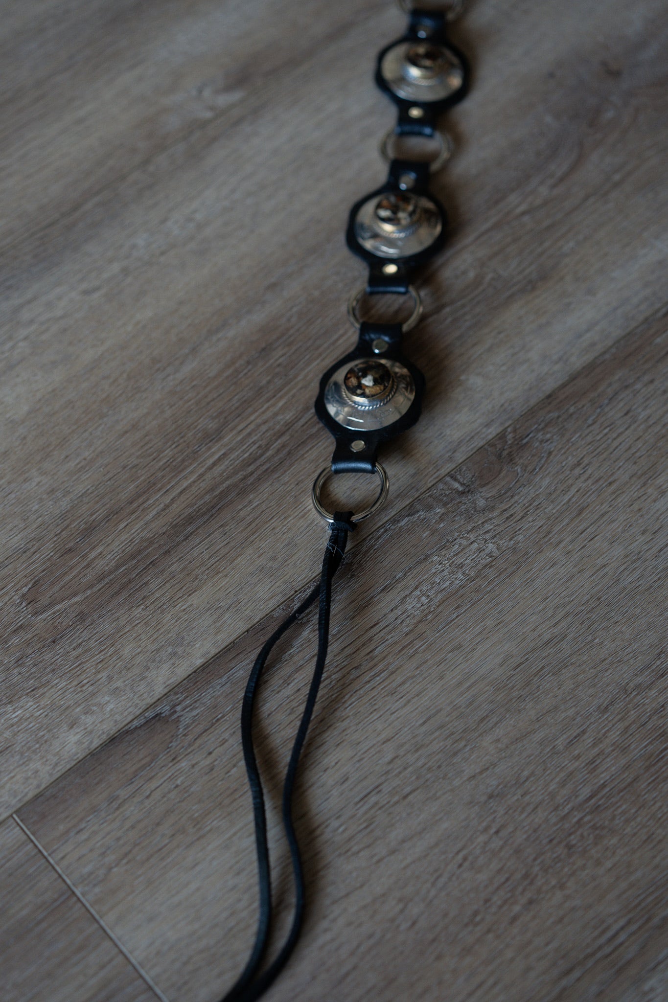 חגורה מעור שחור | אבנים