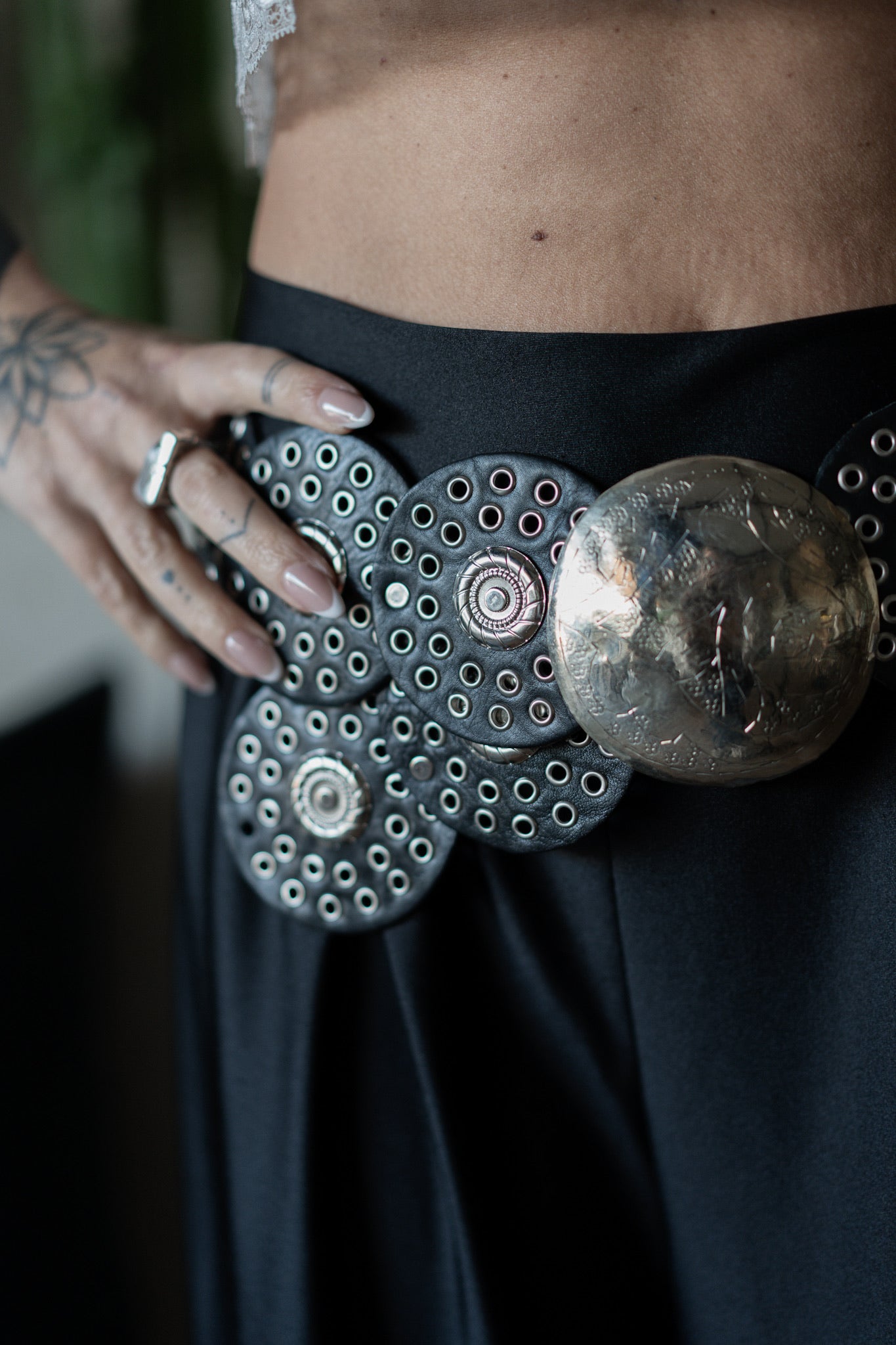 חגורה מעור חום | עיגולים