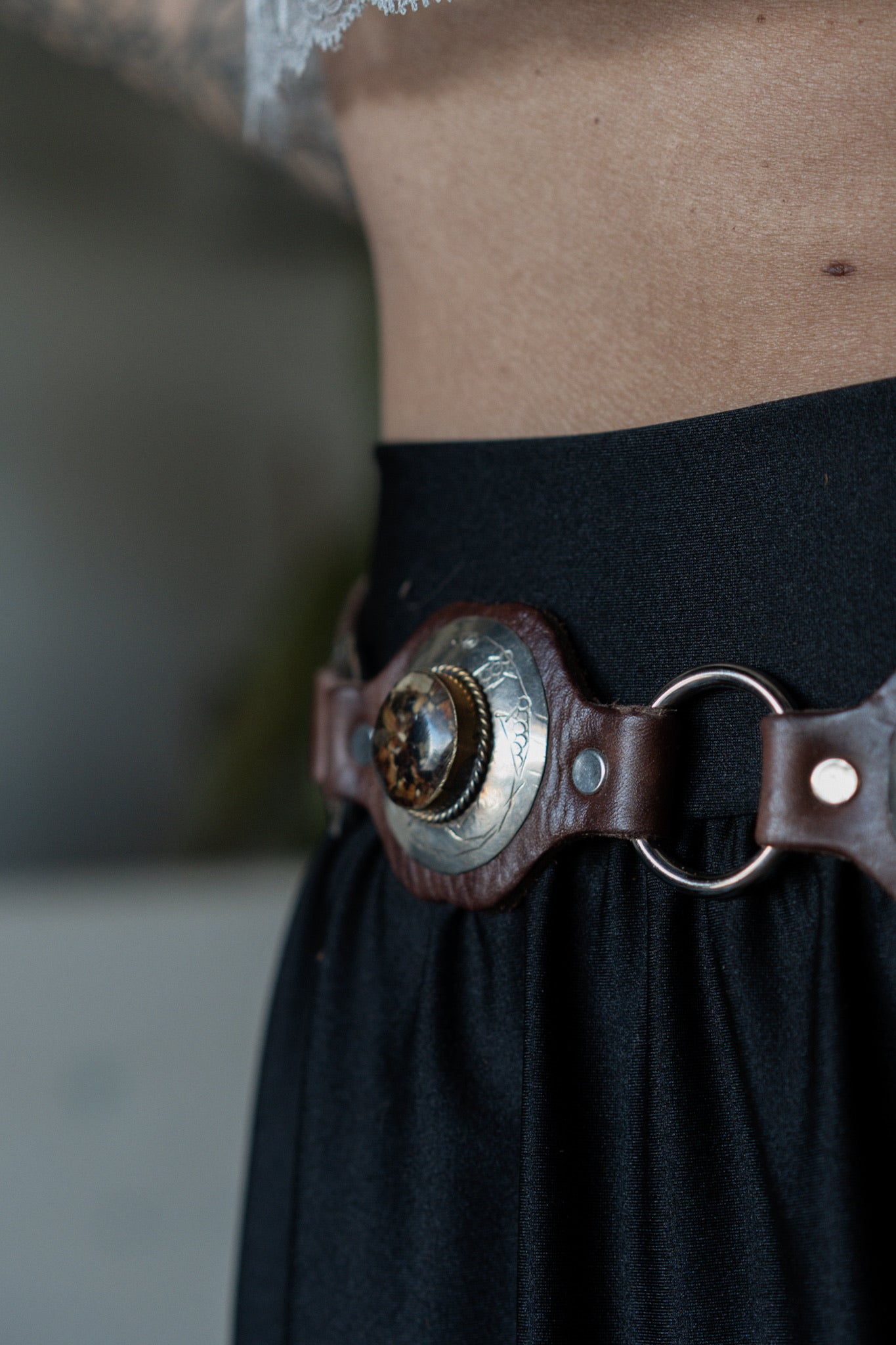 חגורה מעור חום | אבנים