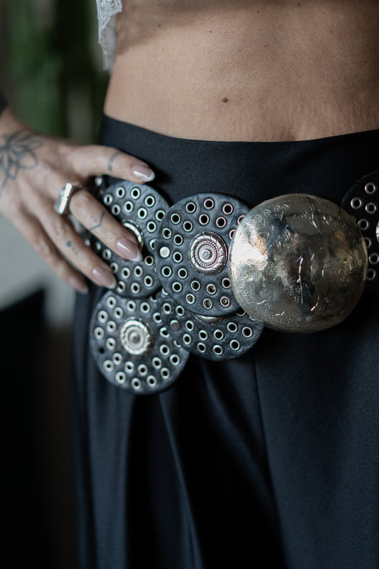 חגורה מעור שחור | עיגולים גדולים