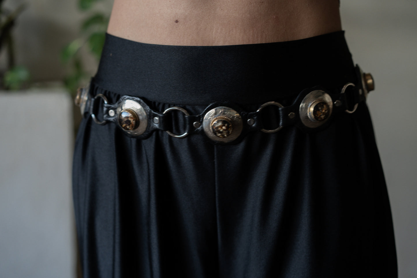 חגורה מעור שחור | אבנים