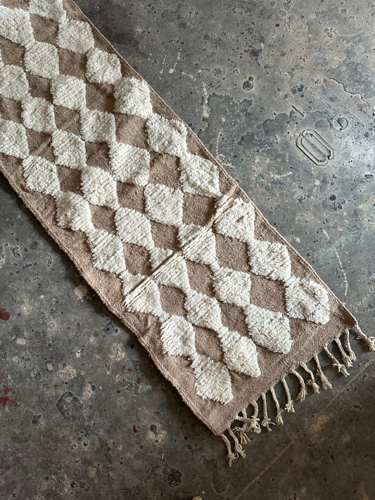 שטיח מסדרון | מעוינים לבן ובז׳