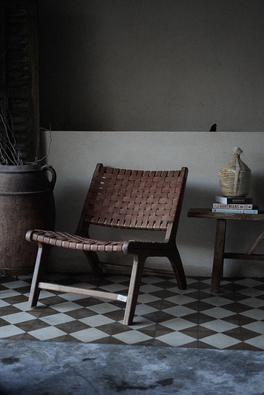 כורסת עץ ועור