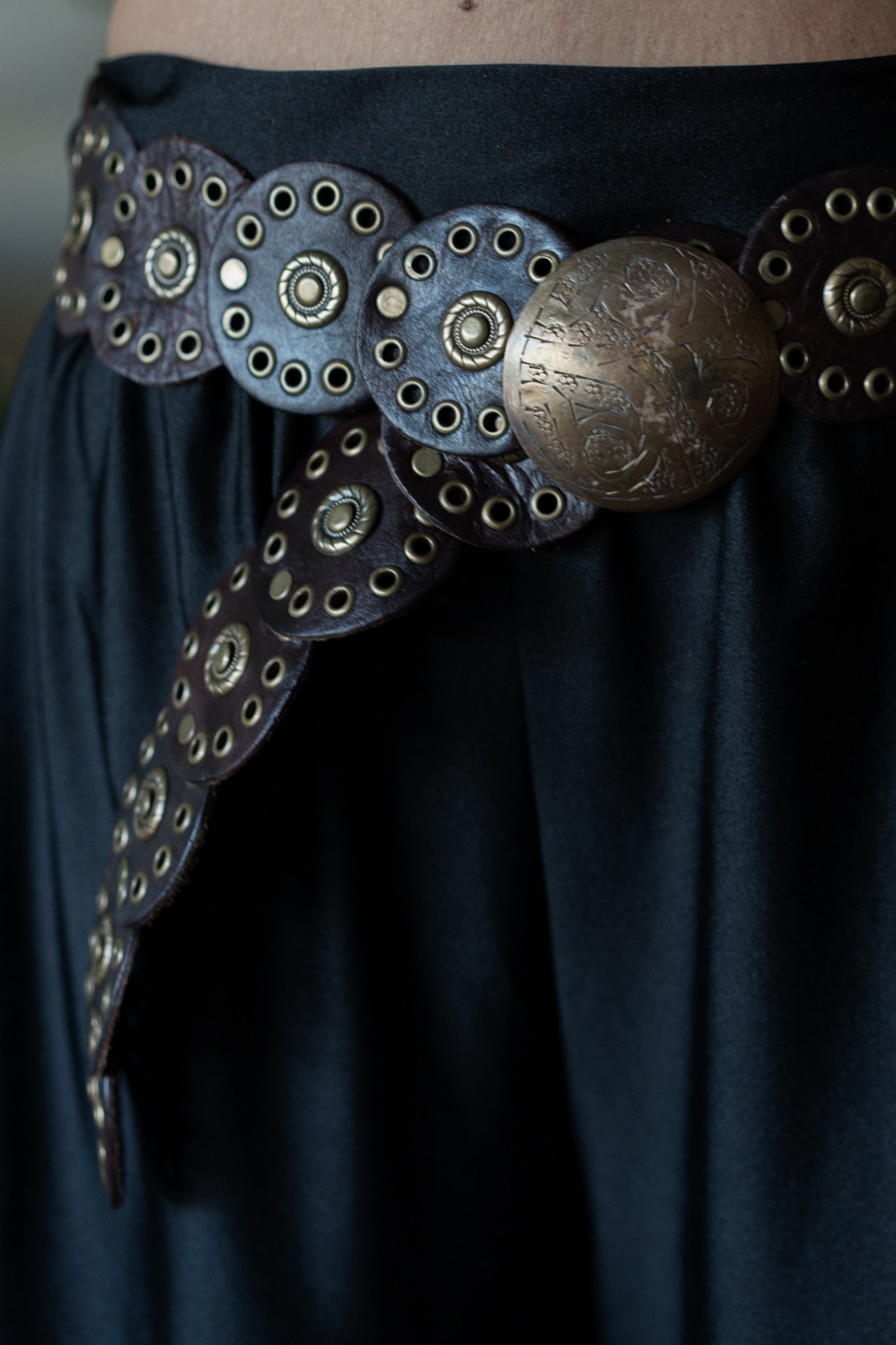 חגורה מעור חום | עיגולים