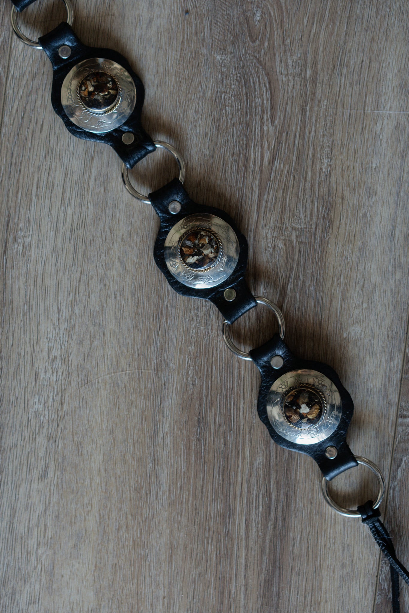 חגורה מעור שחור | אבנים