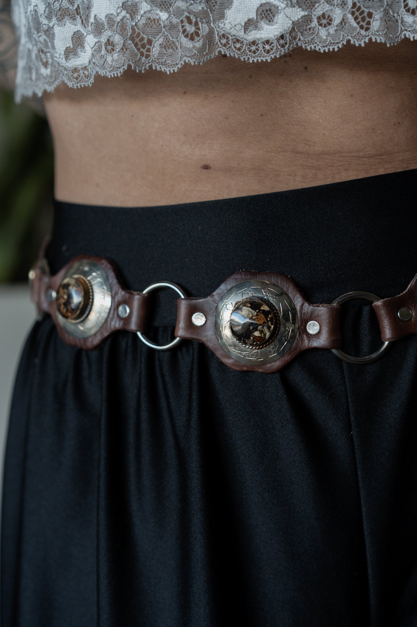 חגורה מעור חום | אבנים